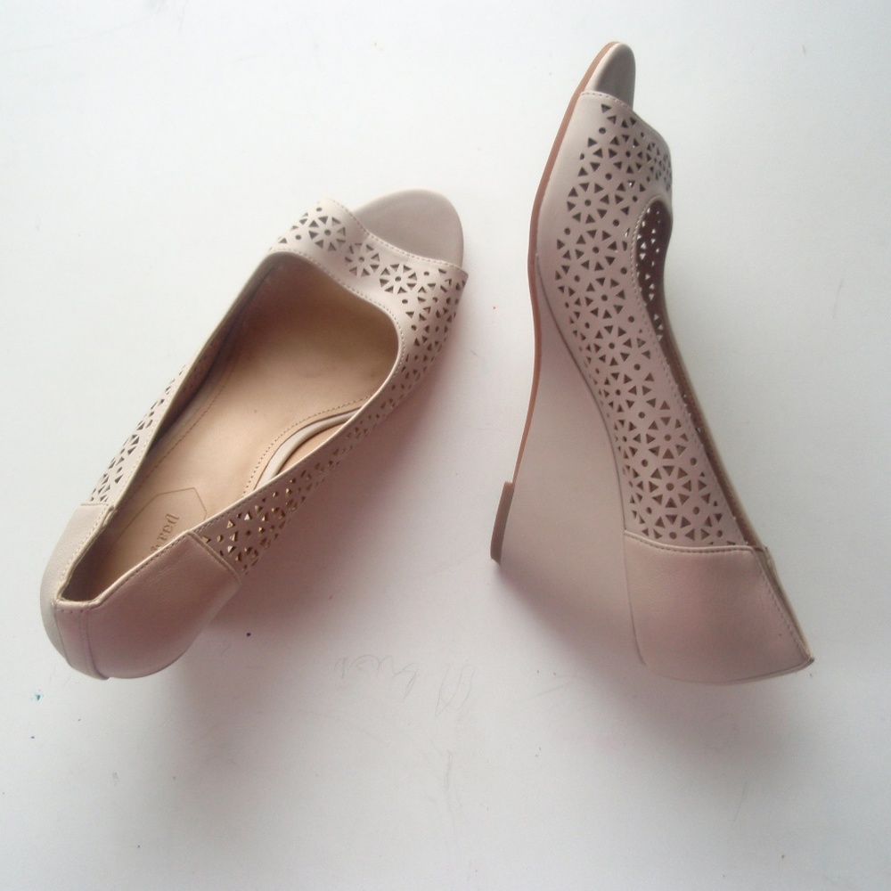 ~Tan Cut Out Peep Toe Violet & Red Wedges~